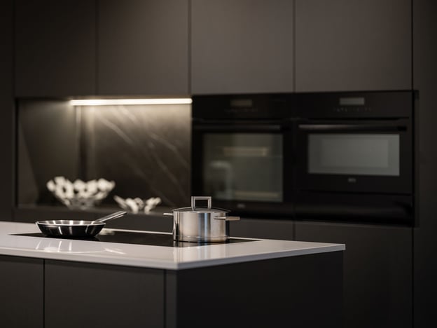 moderne zwarte keuken