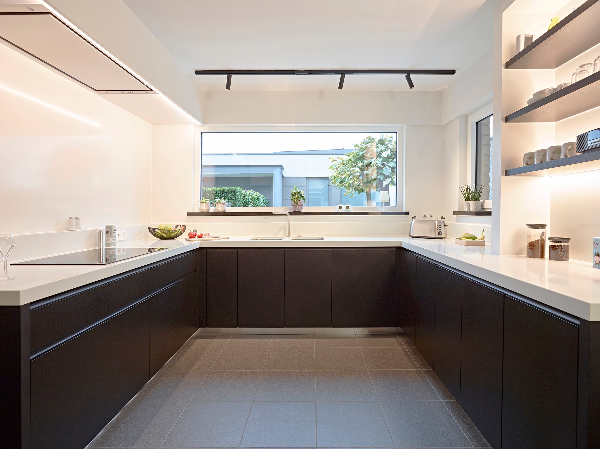 Moderne zwarte keuken, wit werkblad, dekeyzer, binnenhuisarchitectuur, 5