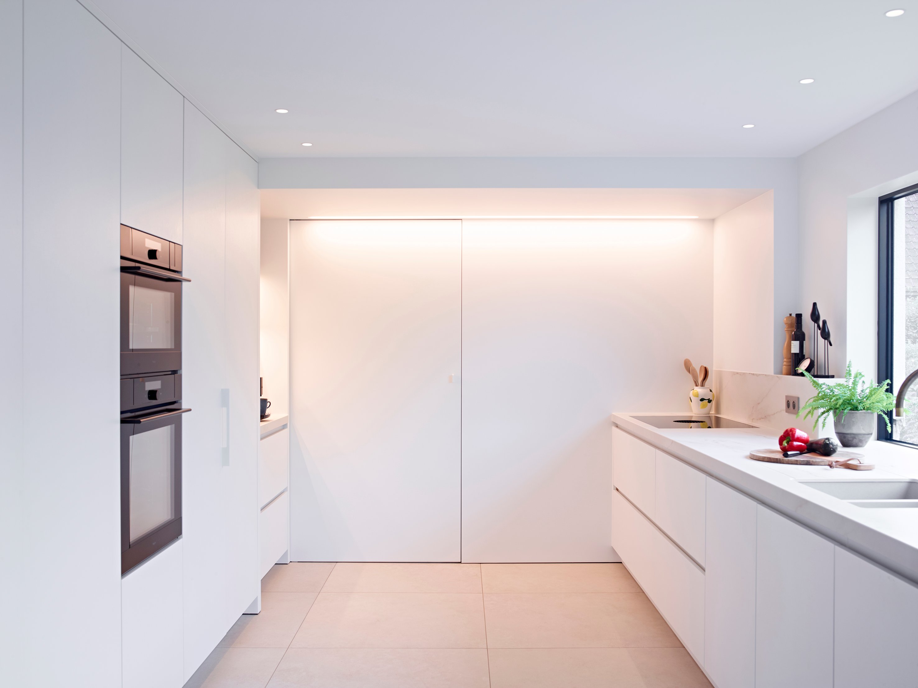 Witte lange moderne keuken, inbouw, keuken eiland, zwart keukenblad, De Keyzer, design, ineterieur, 12