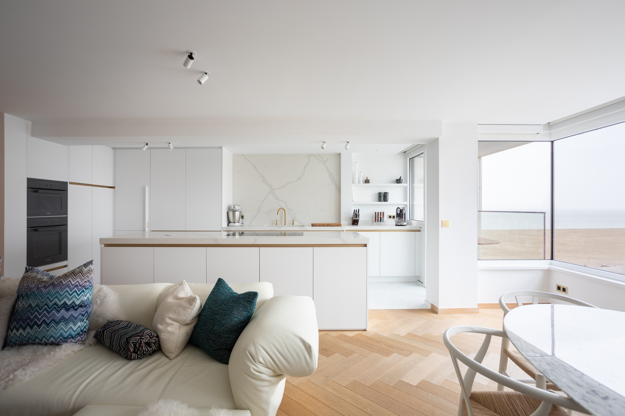 Dekeyzer_Moderne keuken_Keukeneiland_Keukenbouw_Designkeuken_Inbouwkasten_Interieur_FotoTinekeDeVos_0003