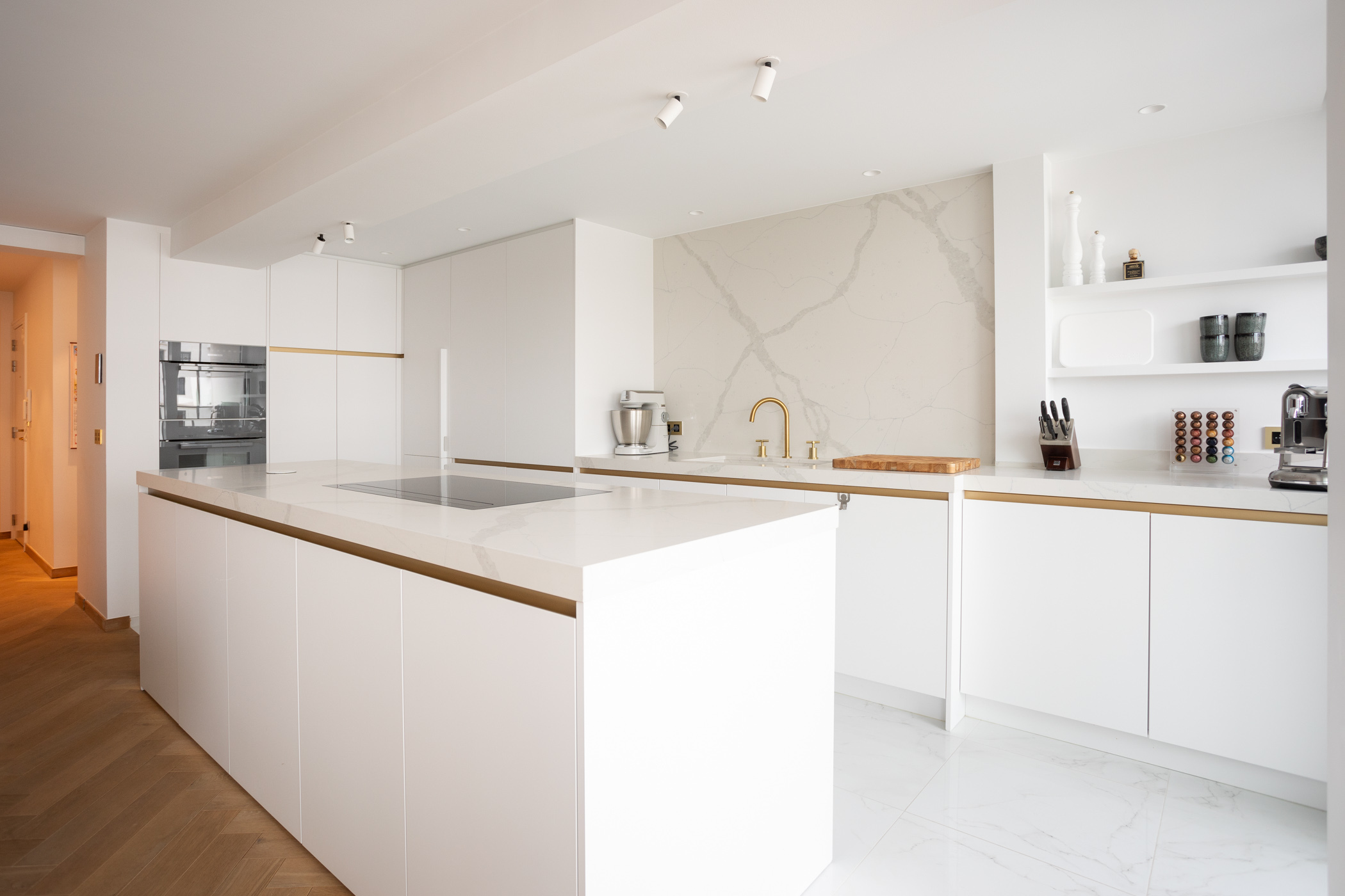 Dekeyzer_Moderne keuken_Keukeneiland_Keukenbouw_Designkeuken_Inbouwkasten_Interieur_FotoTinekeDeVos_0008