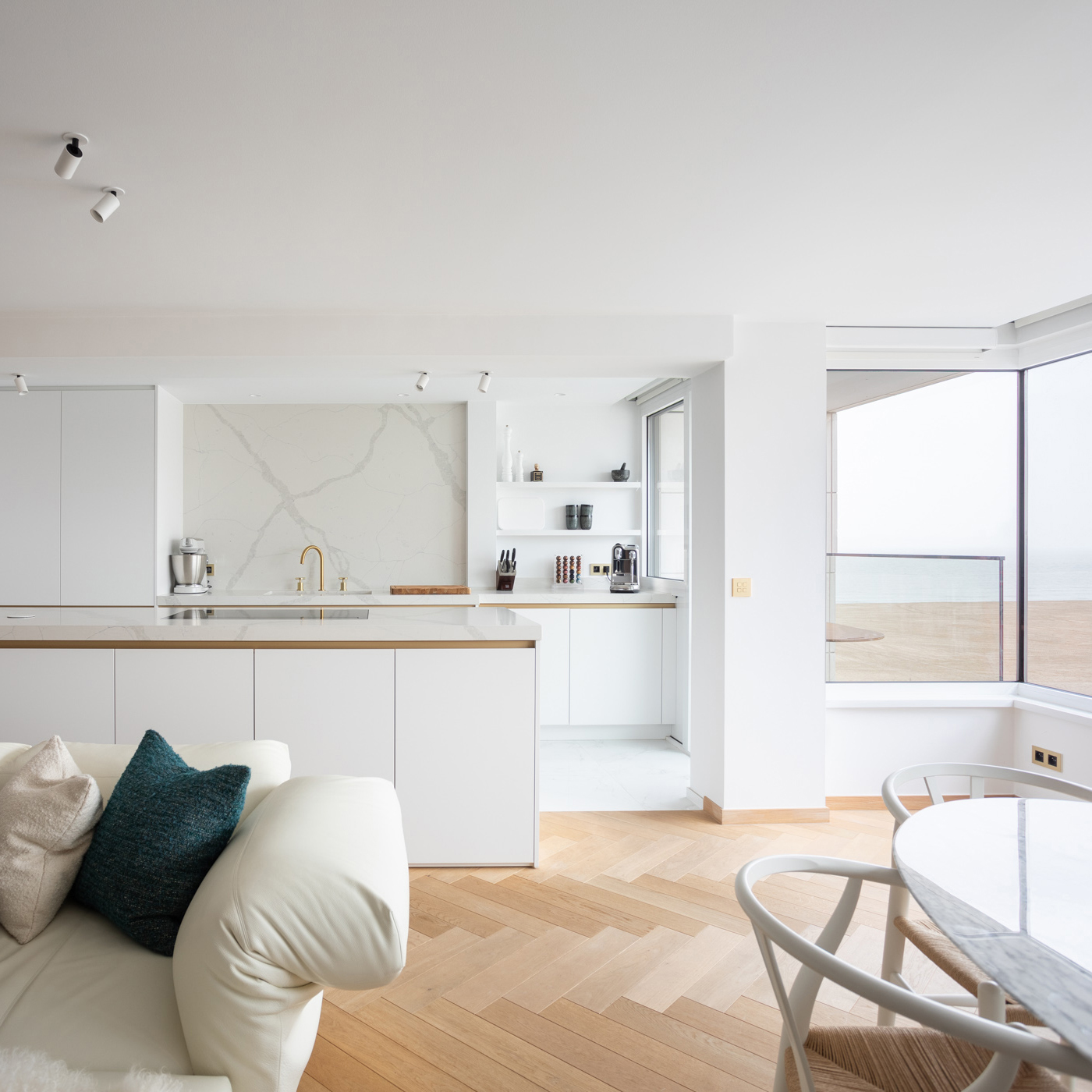 Instagram - Dekeyzer_Moderne keuken_Keukeneiland_Keukenbouw_Designkeuken_Inbouwkasten_Interieur_FotoTinekeDeVos_0003