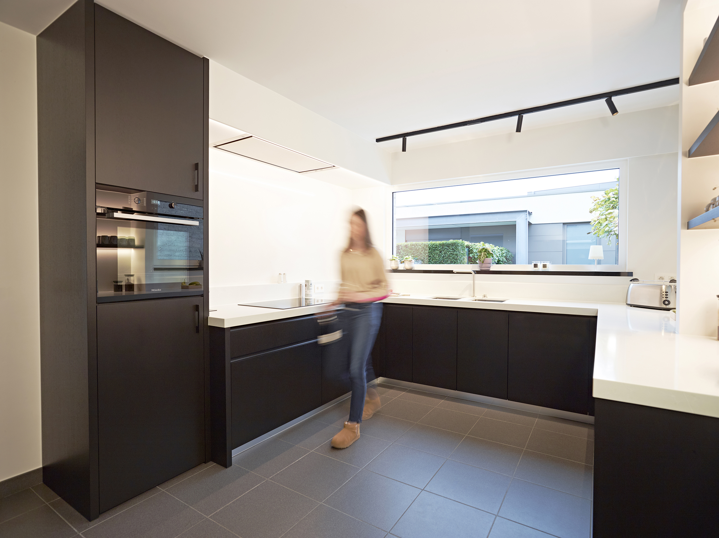 Moderne zwarte keuken, wit wekblad, dekeyzer, binnenhuisarchitectuur, 3