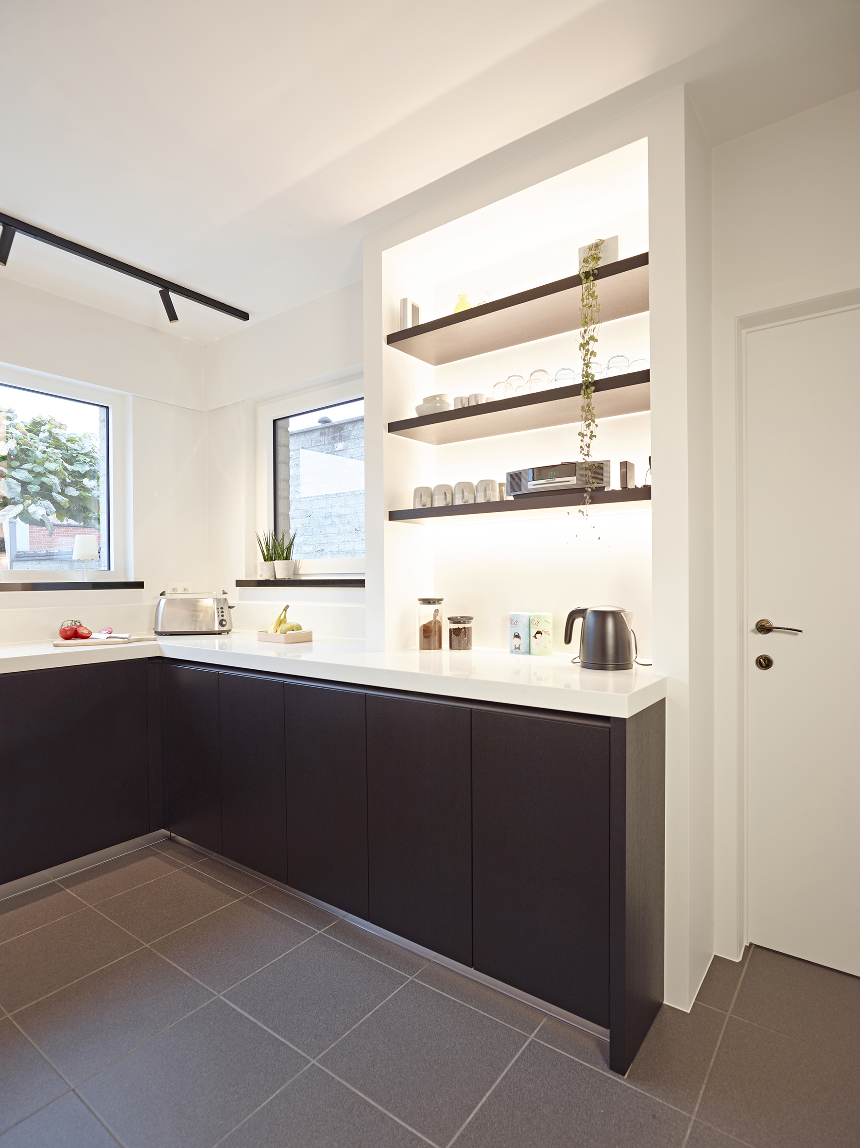 Moderne zwarte keuken, wit wekblad, dekeyzer, binnenhuisarchitectuur, 8