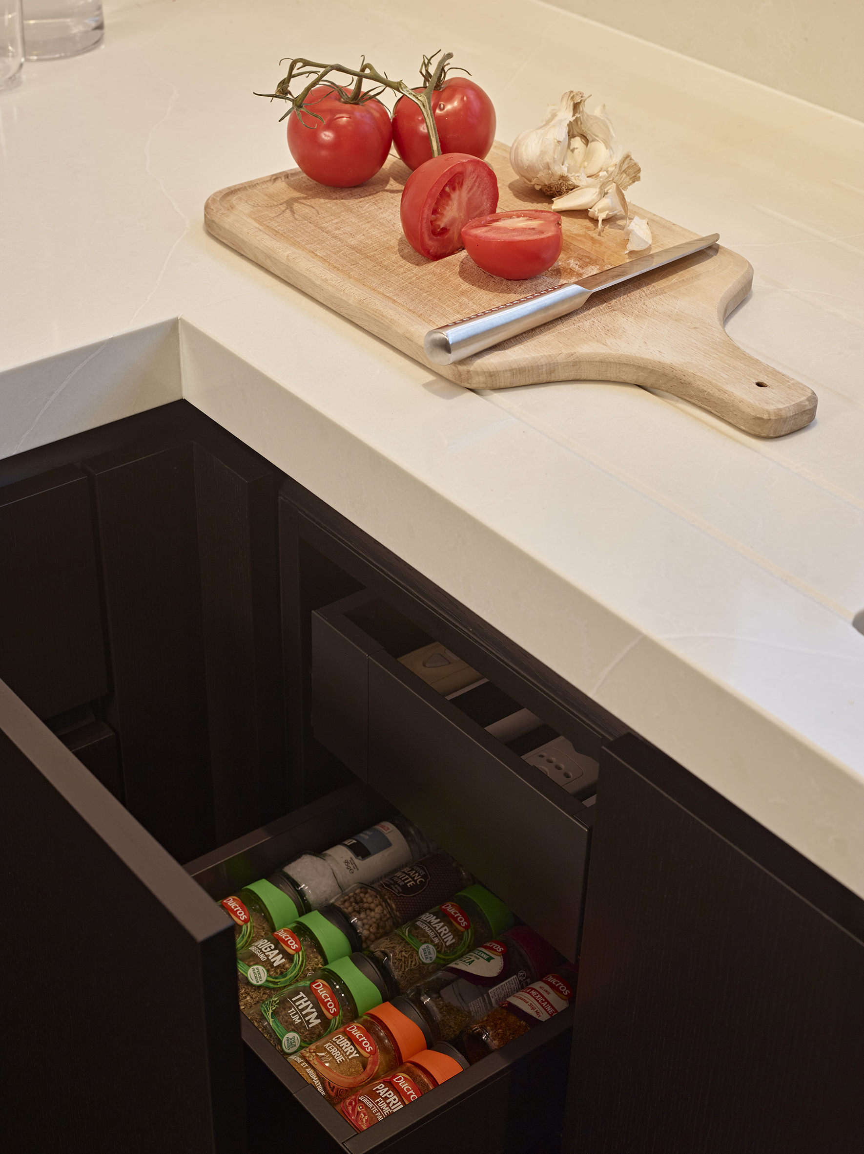 Moderne zwarte keuken, wit werkblad, dekeyzer, binnenhuisarchitectuur, 19