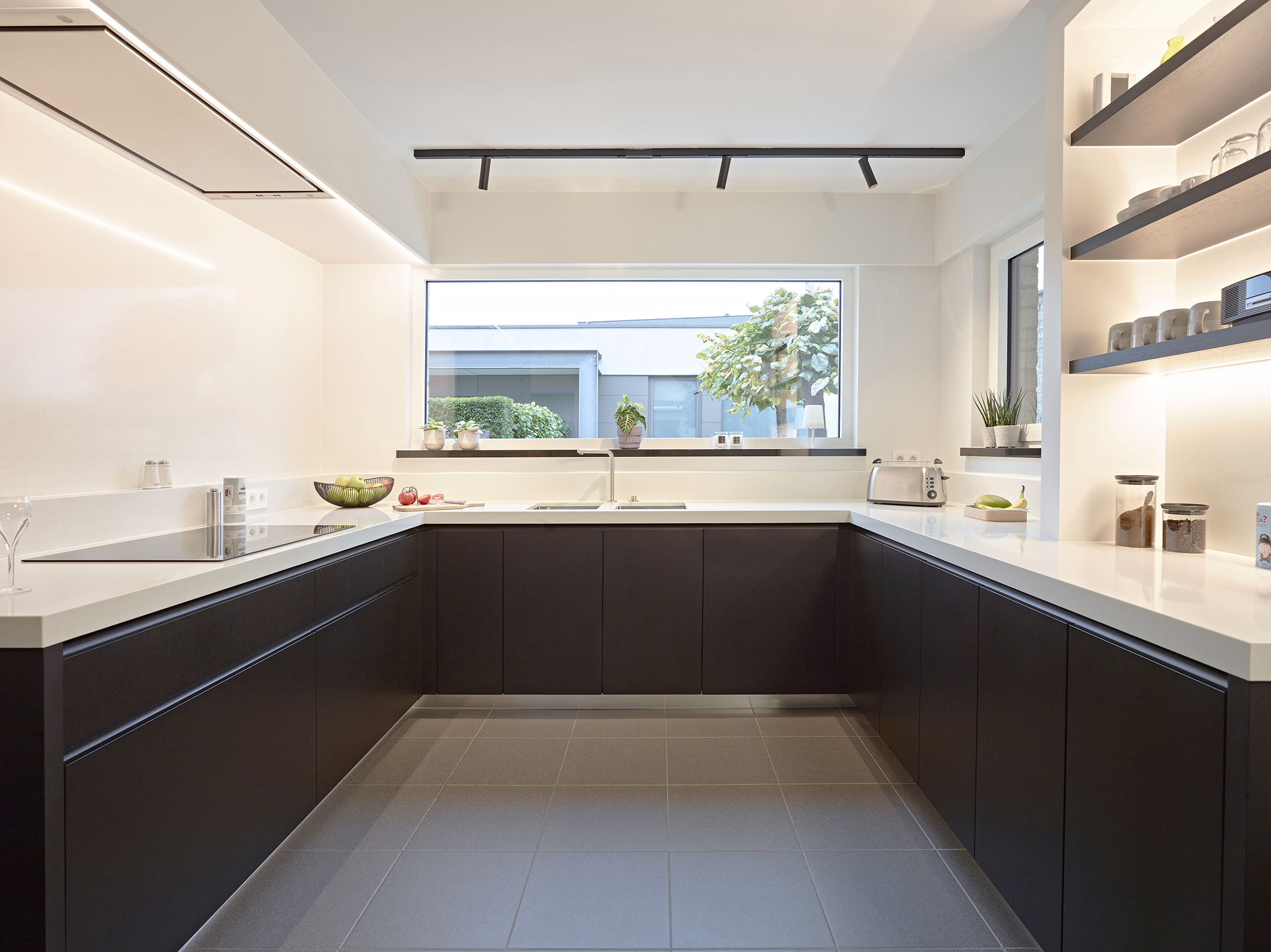 Moderne zwarte keuken, wit werkblad, dekeyzer, binnenhuisarchitectuur, 5