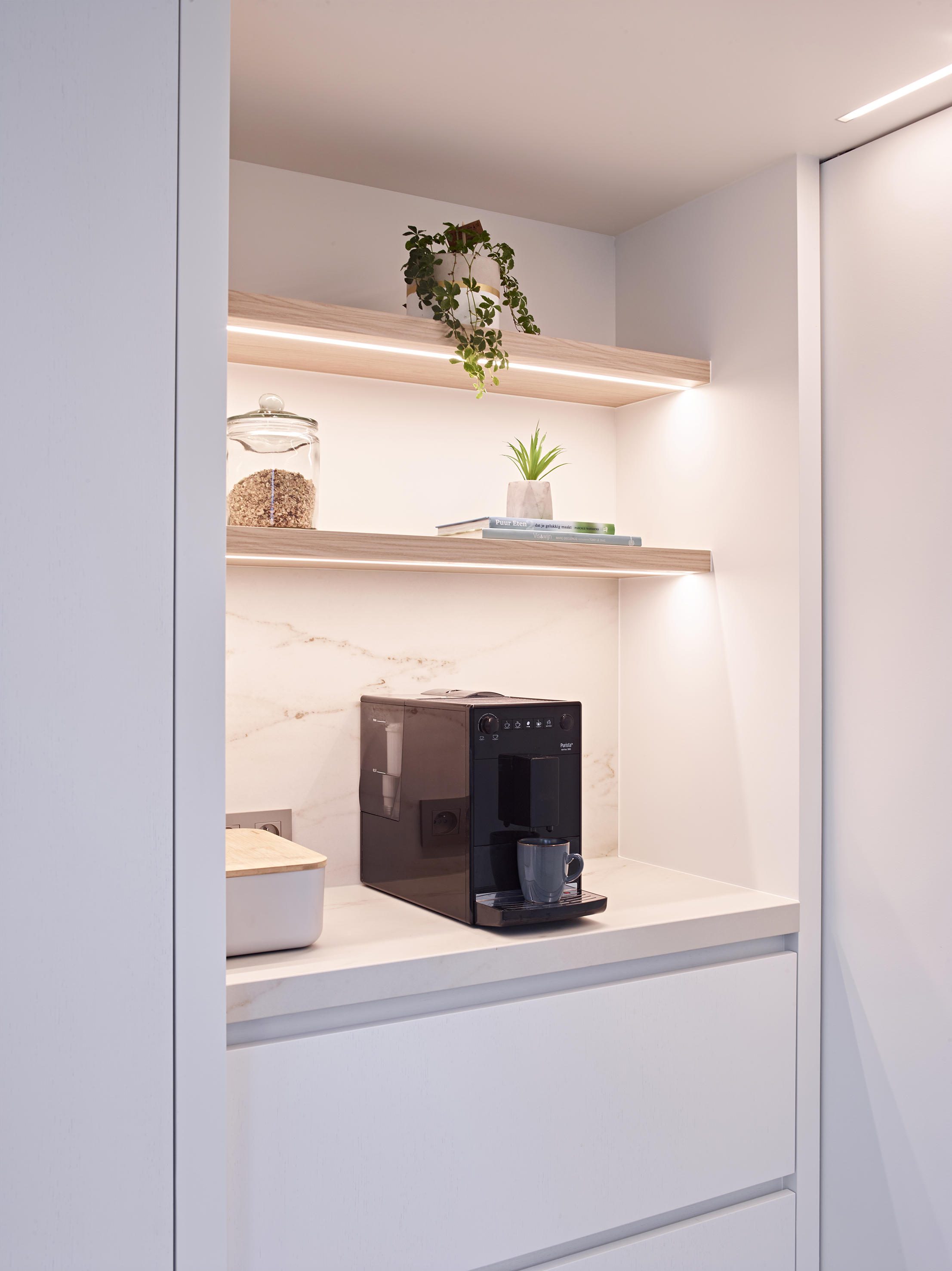 Witte lange moderne keuken, inbouw, keuken eiland, zwart keukenblad, De Keyzer, design, ineterieur, 10