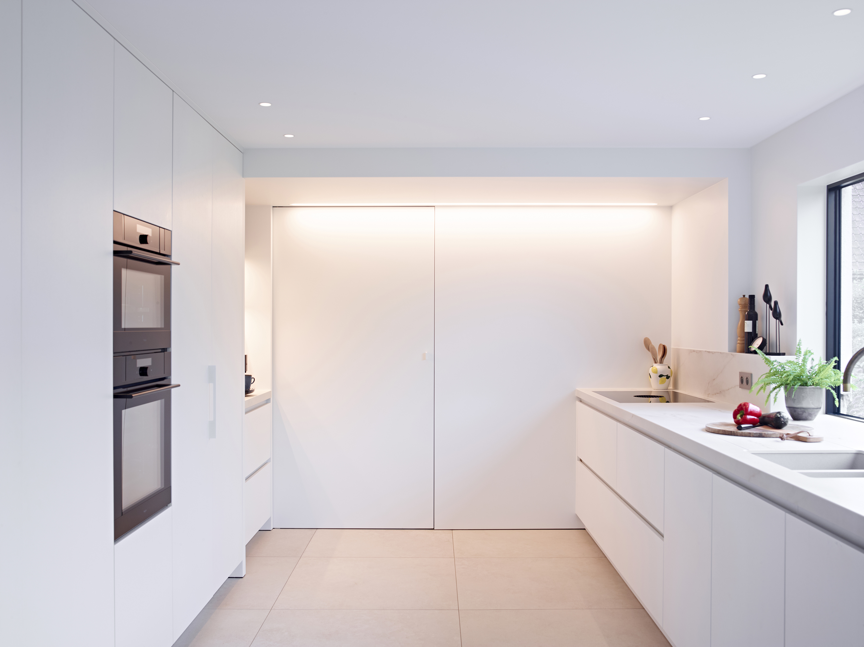 Witte lange moderne keuken, inbouw, keuken eiland, zwart keukenblad, De Keyzer, design, ineterieur, 12