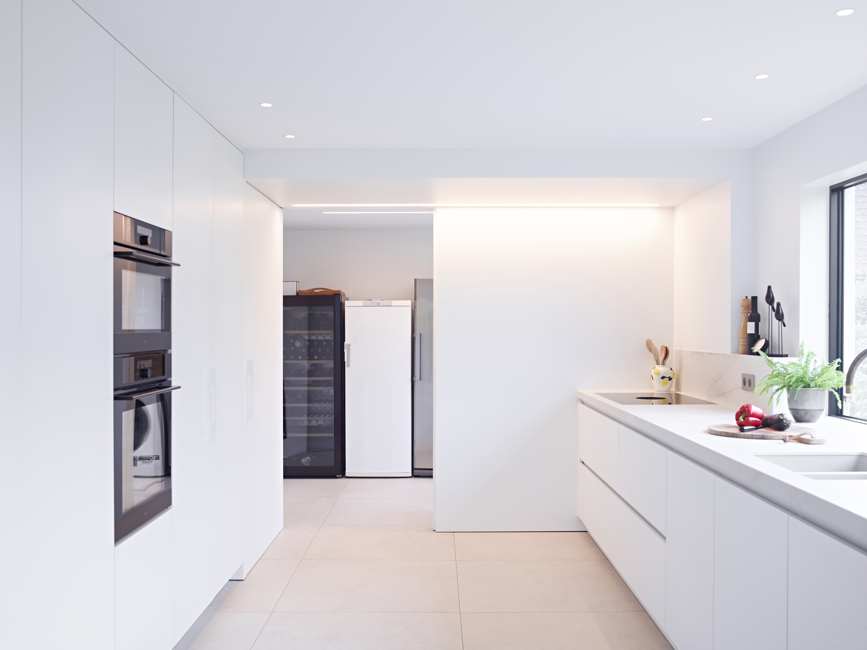 Witte lange moderne keuken, inbouw, keuken eiland, zwart keukenblad, De Keyzer, design, ineterieur, 13