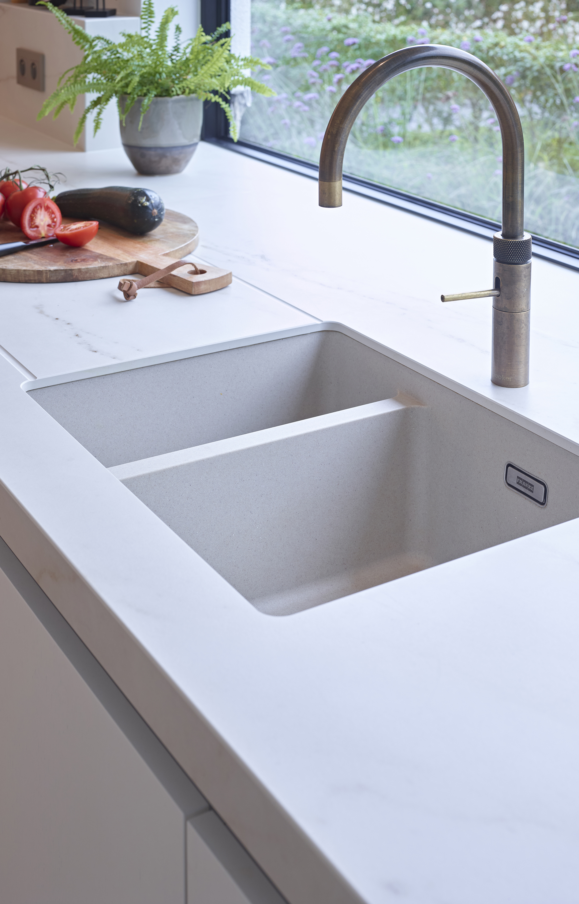 Witte lange moderne keuken, inbouw, keuken eiland, zwart keukenblad, De Keyzer, design, ineterieur, 16