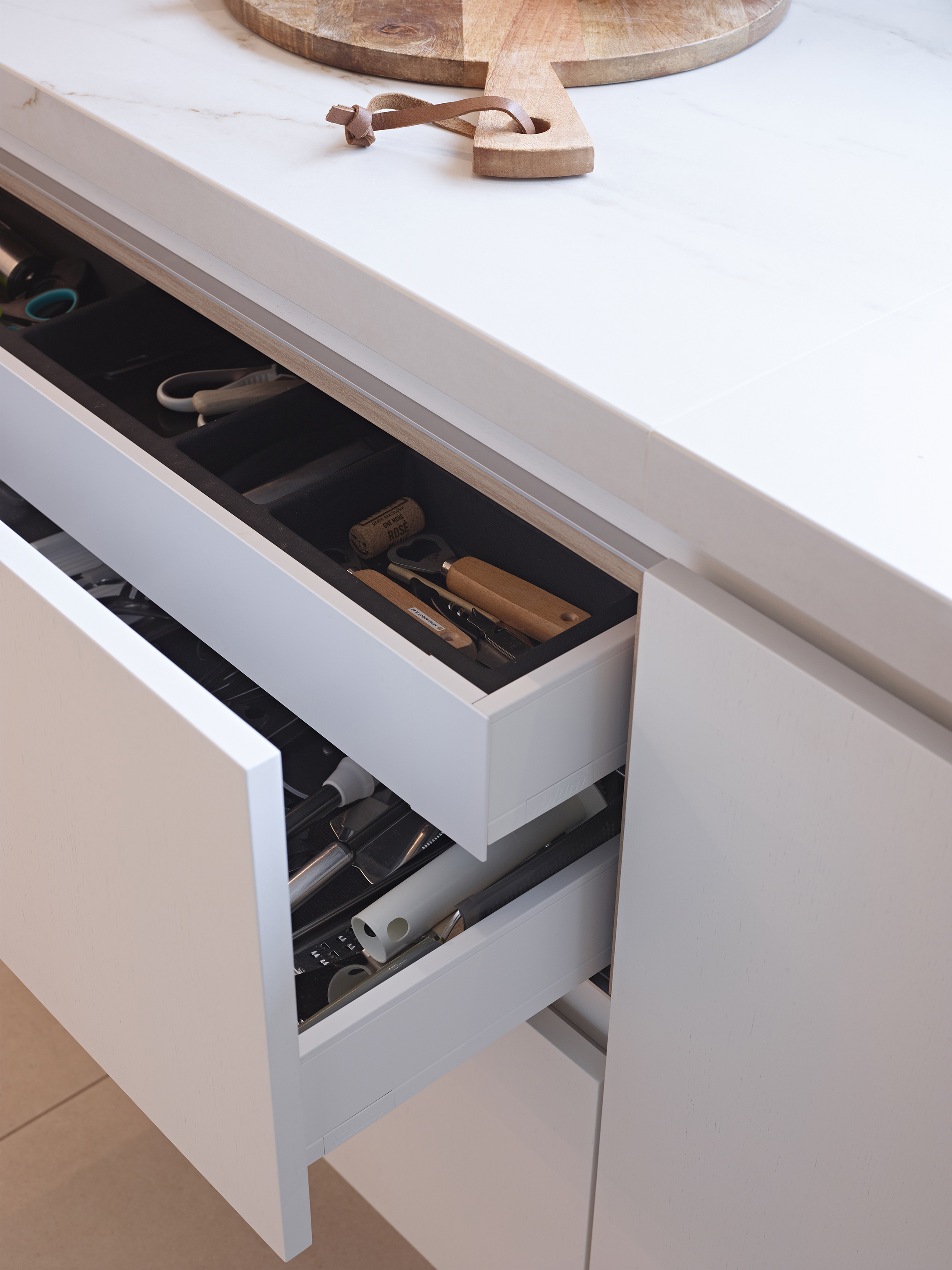 Witte lange moderne keuken, inbouw, keuken eiland, zwart keukenblad, De Keyzer, design, ineterieur, 19