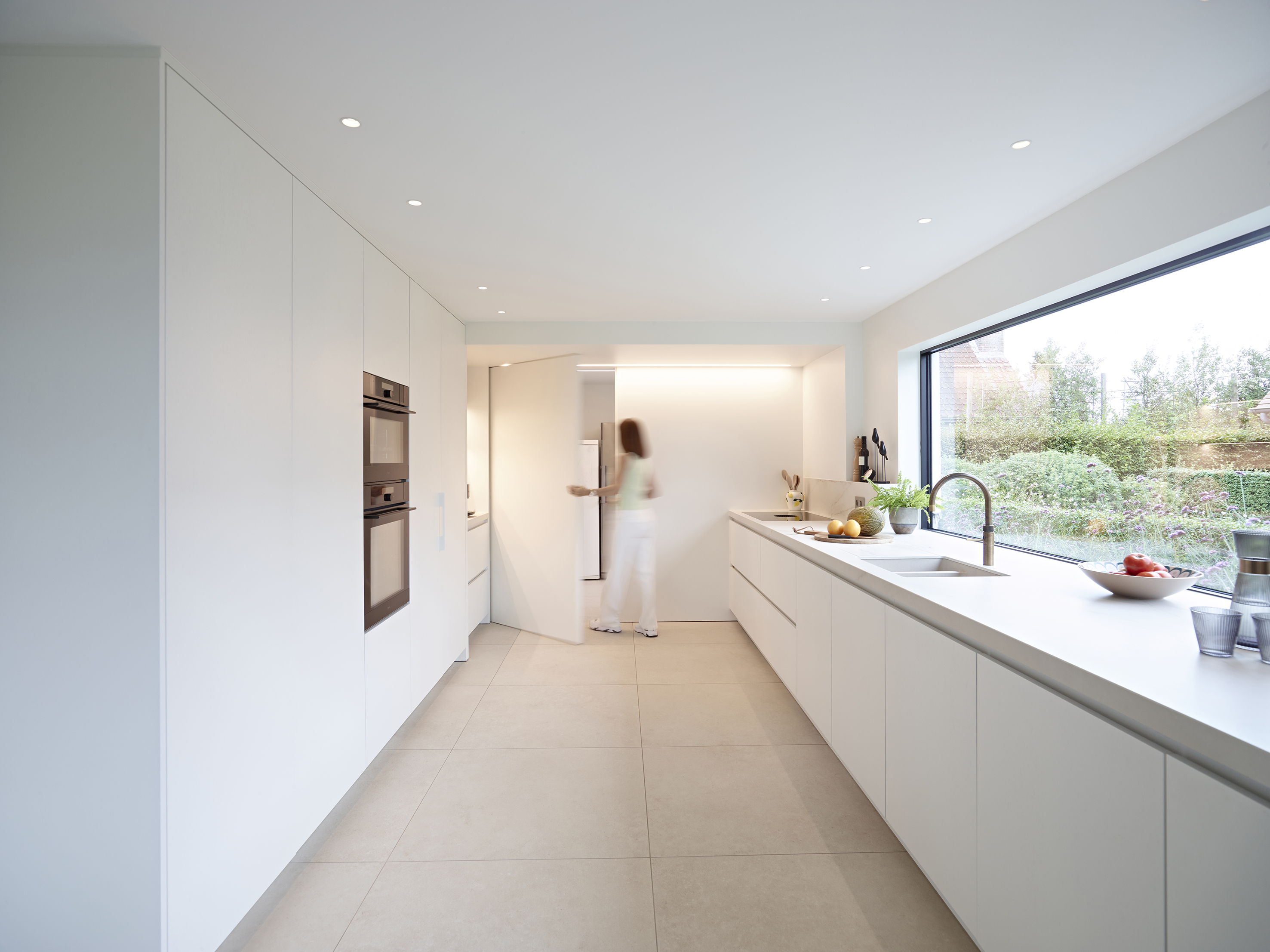 Witte lange moderne keuken, inbouw, keuken eiland, zwart keukenblad, De Keyzer, design, ineterieur, 3